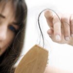 Caduta dei capelli in autunno: cause e rimedi